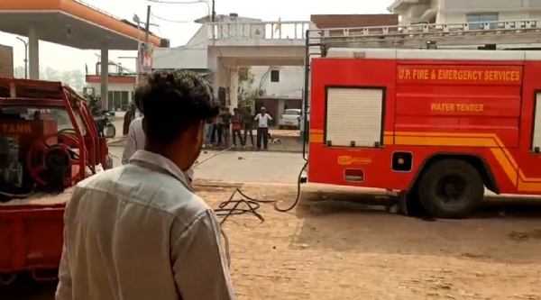 घटनास्थल पर मौजूद फायर ब्रिगेड की गाड़ी घटनास्थल पर मौजूद फायर ब्रिगेड की गाड़ी