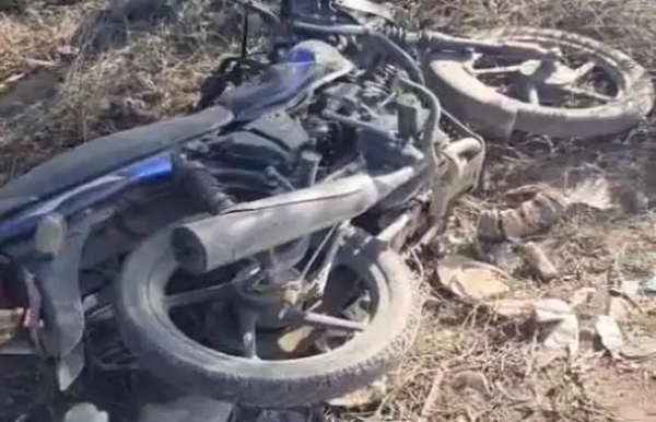 हादसे के बाद पड़ी क्षतिग्रस्त मोटरसाईकिल। हादसे के बाद पड़ी क्षतिग्रस्त मोटरसाईकिल।