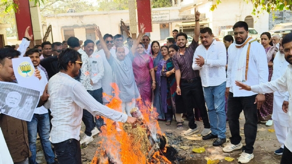 प्रधानमंत्री का पुतला दहन करते हुए कांग्रेसी। प्रधानमंत्री का पुतला दहन करते हुए कांग्रेसी।