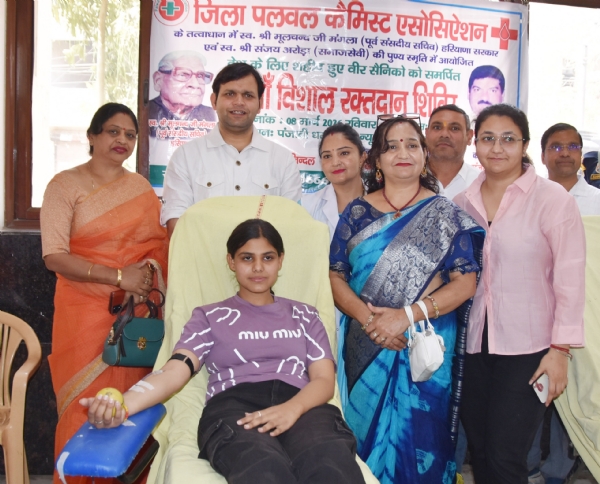 हरियाणा सरकार में खेल राज्य मंत्री गौरव गौतम रक्तदाताओं के बीच हरियाणा सरकार में खेल राज्य मंत्री गौरव गौतम रक्तदाताओं के बीच