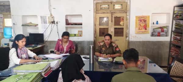 परिवार परामर्श केंद्र पर काउंसलिंग करती अधिकारी।