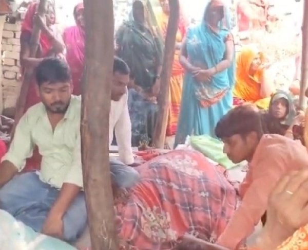 मृतका के घर पर जुटी भीड़। मृतका के घर पर जुटी भीड़।