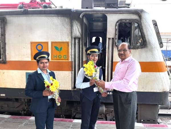 लोको पायलट ममता और शेफाली सम्मानित लोको पायलट ममता और शेफाली सम्मानित