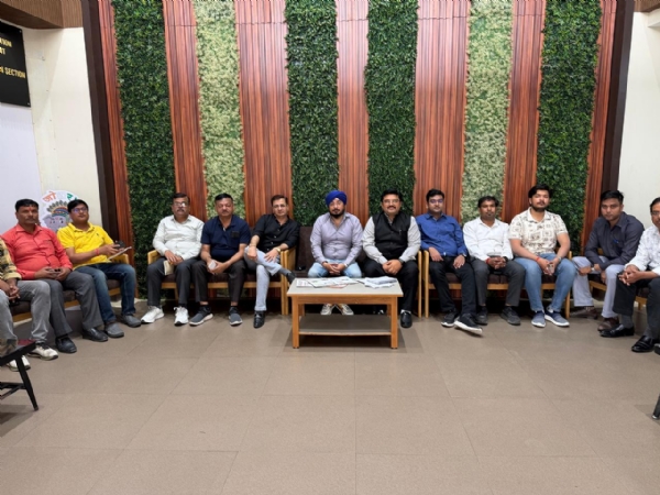 बैठक में शामिल राज्यसभा सांसद प्रदीप वर्मा सहित अन्य