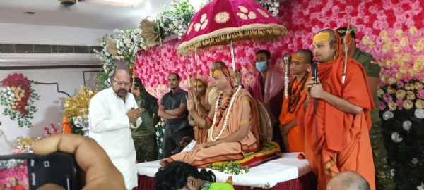 शंकराचार्य जी का स्वागत करते हुए पूर्व बार अध्यक्ष सतीश शंकराचार्य जी का स्वागत करते हुए पूर्व बार अध्यक्ष सतीश