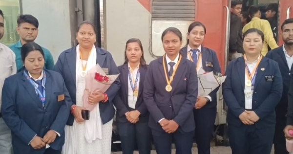 ग्वालियर के लिए रवाना होने से पहले सम्मानित होती रेलवे महिला कर्मी