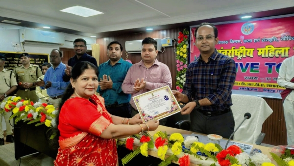 समानित करते डीएम