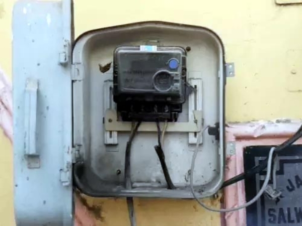 हाईटेंशन तारों में धमाके से जला बिजली का मीटर व पंखा।