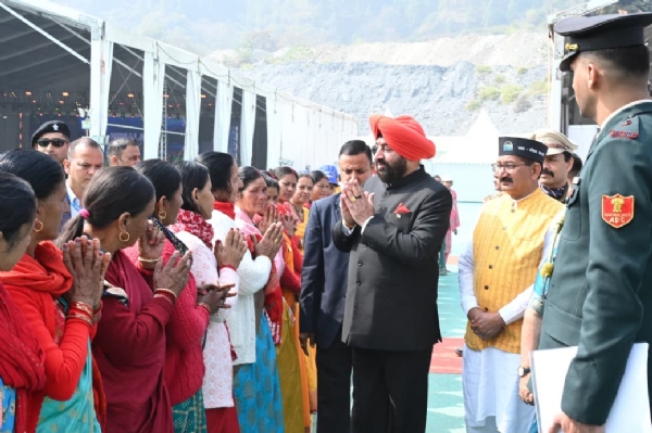 प्रतिभागियों से मुलाकात करते राज्यपाल।