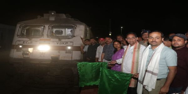 सांसद विद्युत बरन महतो ने राखामाइंस स्टेशन पर उत्कल एक्सप्रेस ठहराव का शुभारंभ