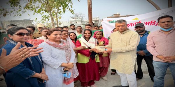 अंतरराष्ट्रीय महिला दिवस पर महापौर ने महिला सैनिटरी इंस्पेक्टर व महिला सफाई कर्मियों को किया सम्मानित