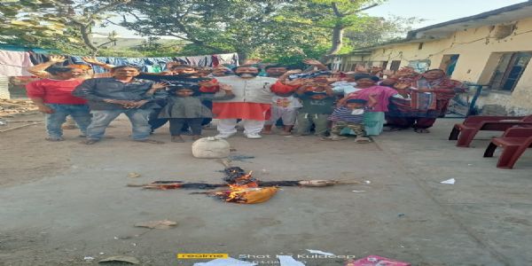 पुर्खू में शिव सेना हिंदुस्तान का प्रदर्शन, सरकार का पुतला फूंका