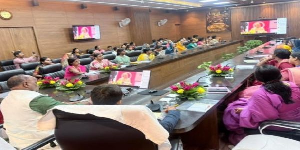 मुख्यमंत्री के महत्वपूर्ण कथनों को डायरी में नोट करती रहीं महिलाएं