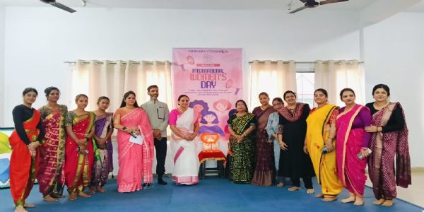 अंतरराष्ट्रीय महिला दिवस पर साड़ी में योग का प्रदर्शन, ओमकारा योगशाला में प्रतियोगिता आयोजित