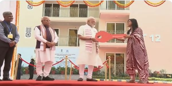 महिला सशक्तिकरण की दिशा में बड़ा कदम, प्रधानमंत्री मोदी ने महिला आवंटियों को सौंपीं जीपीआरए आवास की चाबी