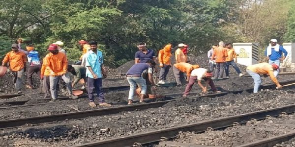 मप्र के कटनी में मालगाड़ी के बेपटरी, 24 घंटे बाद भी बहाल नहीं हो पाया रेल यातायात