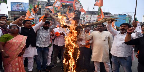 राष्ट्रपति का अपमान करने के विरोध में भाजपा ने किया ममता बनर्जी का पुतला दहन