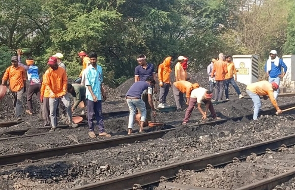 कटनी में मालगाड़ी के डिरेल होने के बाद ट्रैक का सुधार कार्य करते रेलकर्मी कटनी में मालगाड़ी के डिरेल होने के बाद ट्रैक का सुधार कार्य करते रेलकर्मी