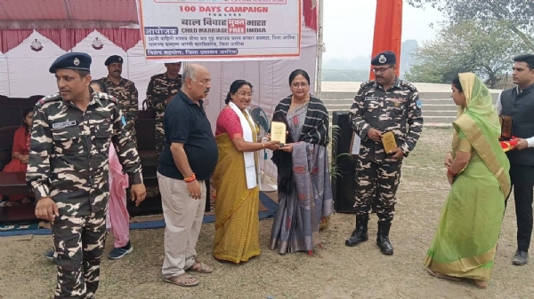 अररिया फोटो:महिलाओं को मोमेंटो प्रदान कर सम्मान