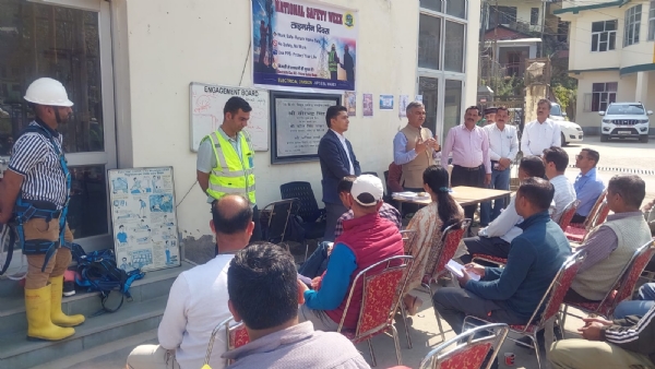 लाइनमैन दिवस के अवसर पर जानकारी देते हुए।