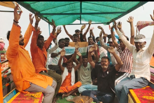 नाव पर सवार होकर विशेष पूजा-अर्चना करते क्रिकेट प्रेमी।