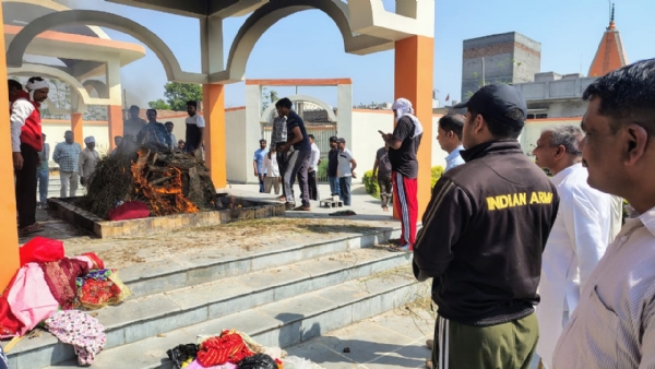 मृतकों के शवों का दाह संस्कार करते हुए परिजन।