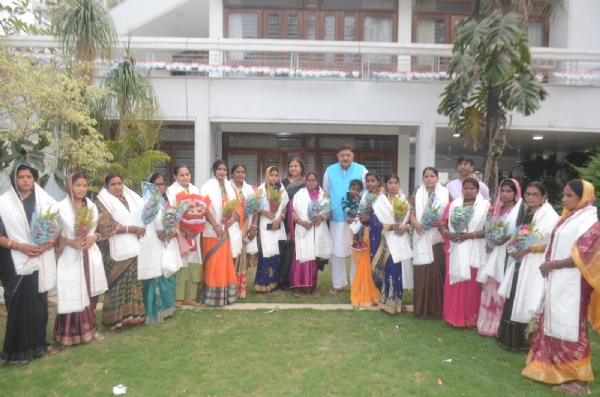 सम्मानित किए गए महिलाओं के साथ पूर्व विधायक