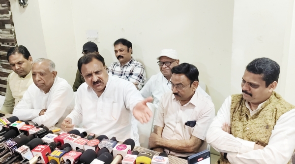 पत्रकारों से बातचीत करते व्यापार मंडल के प्रांतीय अध्यक्ष बजरंग गर्ग।