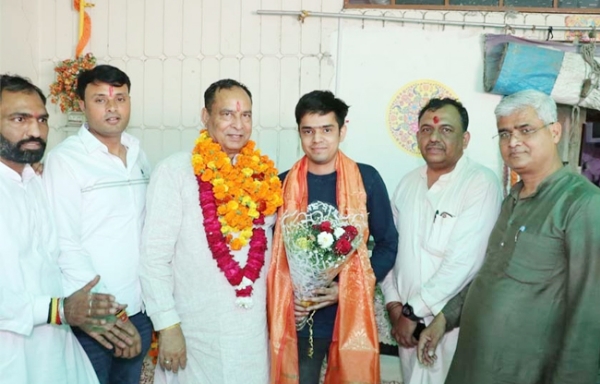 सोनीपत में भाजपा प्रदेशाध्यक्ष मोहन लाल बड़ौली ने संघ लोक सेवा आयोग परीक्षा में उतीर्ण वैभव भारद्वाज को बधाई देते हुए