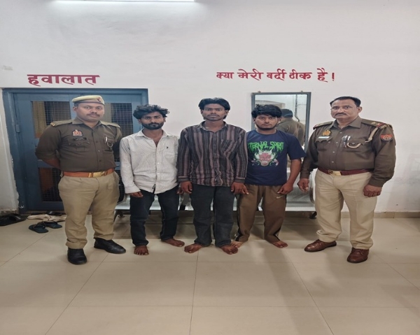 इमामबाड़े में चोरी के मामले में गिरफ्तार आरोपित पुलिस अभिरक्षा में इमामबाड़े में चोरी के मामले में गिरफ्तार आरोपित पुलिस अभिरक्षा में