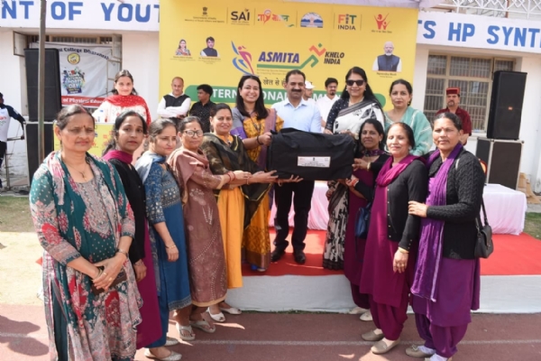 धर्मशाला में आयोजित कार्यक्रम में मौजूद जिला अधिकारी और अन्य।