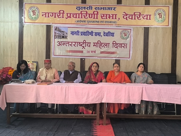 फोटो मंच पर उपस्थित