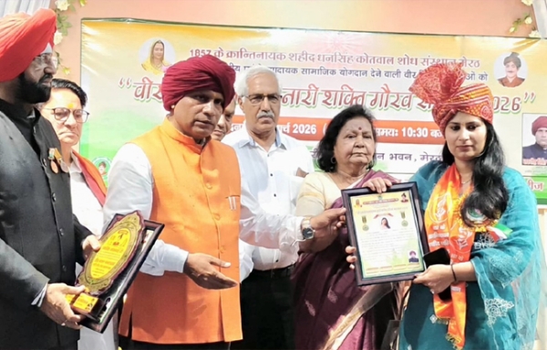 सोनीपत:पायल को सम्मानित         करते क्रांतिनायक शहीद धनसिंह कोतवाल शोध संस्थान के पदाधिकारी।