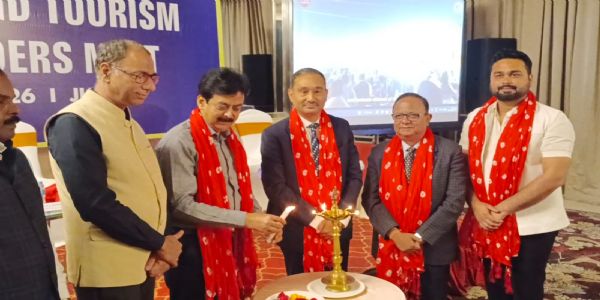 दीप प्रज्वलित कर कार्यक्रम का शुभारंभ करते अतिथि