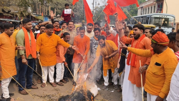 प्रदर्शन करते हिन्दू वाहिनी के कार्यकर्ता