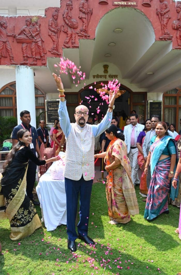 लोकभवन में महिला सम्मान समारोह और फूलों की होली कार्यक्रम