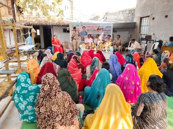 अंतर्राष्ट्रीय महिला दिवस पर जांजगीर-चांपा पुलिस का विशेष जागरूकता कार्यक्रम, महिलाओं को अधिकार और सुरक्षा की दी जानकारी अंतर्राष्ट्रीय महिला दिवस पर जांजगीर-चांपा पुलिस का विशेष जागरूकता कार्यक्रम, महिलाओं को अधिकार और सुरक्षा की दी जानकारी