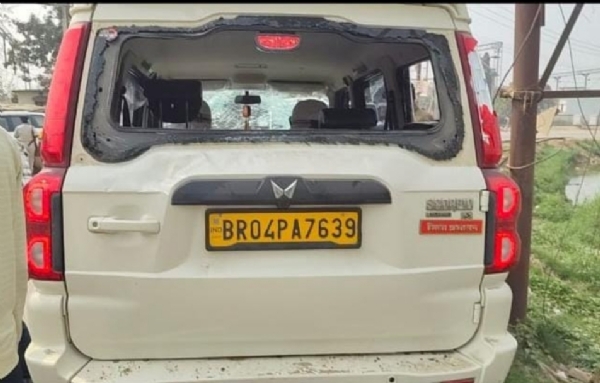 छपरा में बालू माफियाओं ने खनन टीम पर हमला कर आरोपी को छुड़ा ले गए छपरा में बालू माफियाओं ने खनन टीम पर हमला कर आरोपी को छुड़ा ले गए