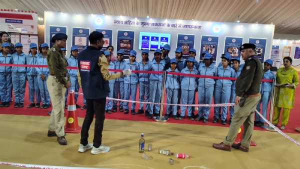 प्रदर्शनी का अवलोकन करते छात्र।