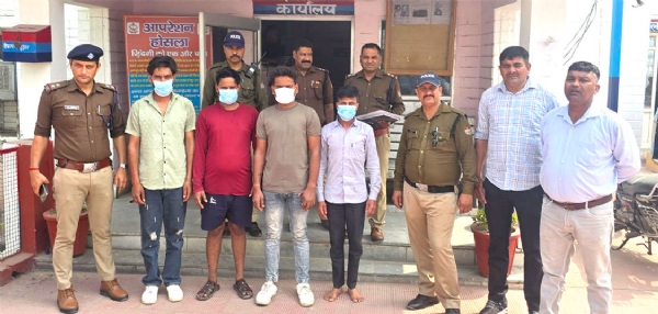 पुलिस गिरफ्त में आरोपित पुलिस गिरफ्त में आरोपित