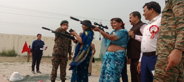 शूटिंग करते हुए राज्य सभा सांसद सीमा द्विवेदी शूटिंग करते हुए राज्य सभा सांसद सीमा द्विवेदी