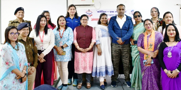 “कोशिश-एक नई आशा” अभियान के अंतर्गत महिलाओं के बीच नैनीताल के एसएसपी।