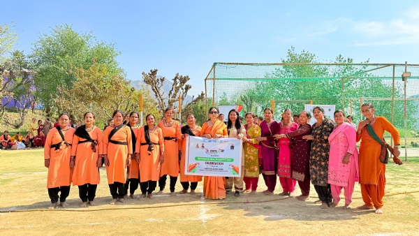 प्रतिभागियों के साथ अनुपमा के साथ।