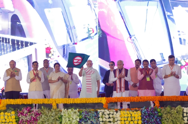 प्रधानमंत्री नरेन्द्र मोदी रविवार को मजलिस पार्क से मौजपुर-बाबरपुर  मेट्रो को हरी झड़ी दिखाते हुए