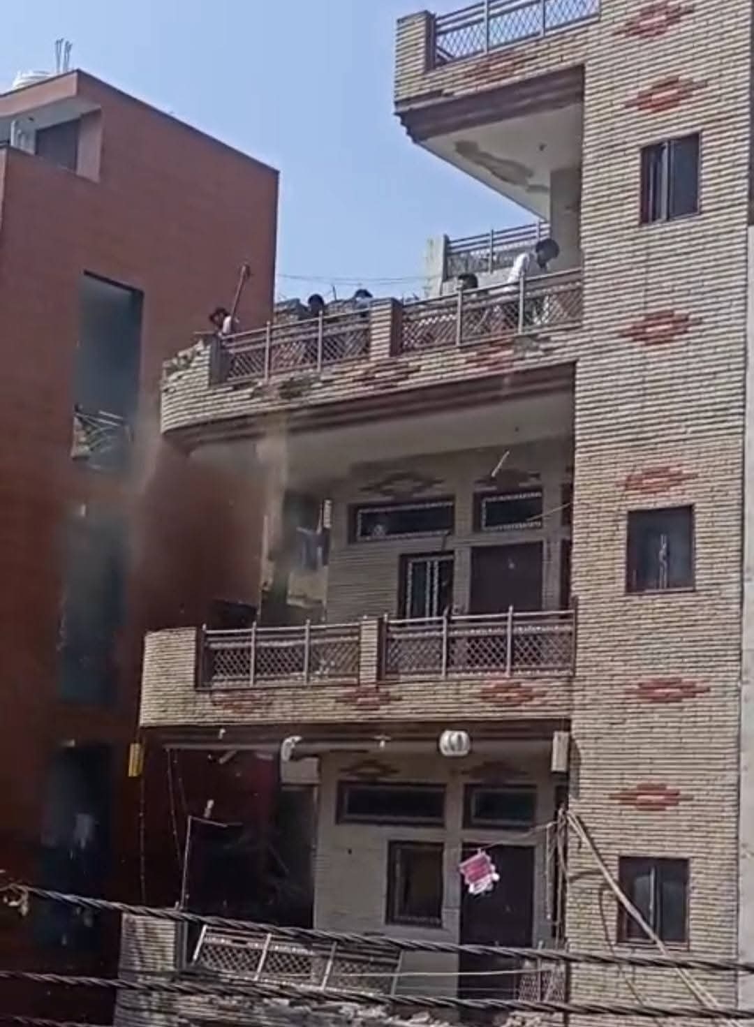 मकान टूटते हुए की फाेटाे