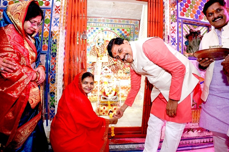 करीलाधाम में पूजन करते हुए मुख्यमंत्री