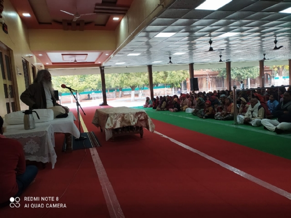 औरा स्थित परमहंस आश्रम में प्रबचन करते तुलसी दास महाराज