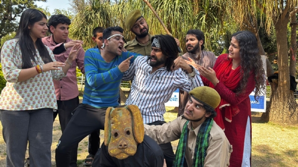 नटरंग के ‘संडे थिएटर’ में मंचित हुआ व्यंग्यात्मक हिंदी नाटक ‘गिरगिट’ नटरंग के ‘संडे थिएटर’ में मंचित हुआ व्यंग्यात्मक हिंदी नाटक ‘गिरगिट’