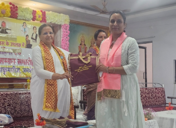 अंतरराष्ट्रीय महिला दिवस पर सम्मानित करती अंजू दीदी क्षेत्रीय मुख्य वन संरक्षक श्रीमती स्मिता पंकज को और अन्य