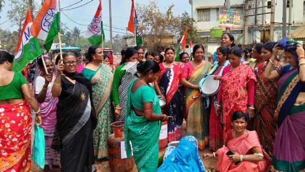 प्रदर्शनकारी महिलाएं गैस लेकर प्रदर्शन करते हुए